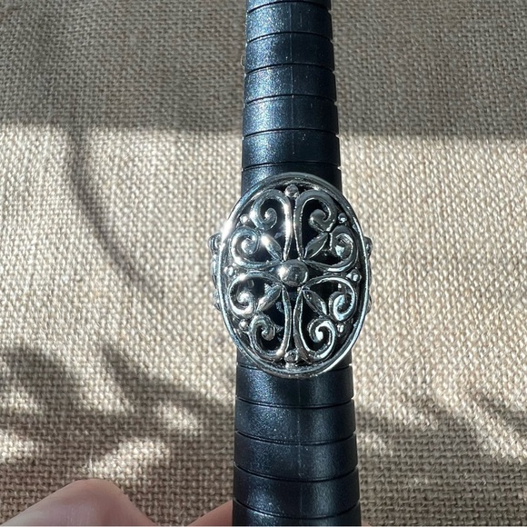 Silver tone intricate cocktail signet ring floral stretch band elastic 7 to 9.5 - Picture 1 of 5